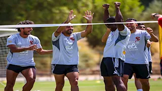 "تدخل الإدارة".. نجم الأهلي السابق يكشف مفاجأة بشأن غضب لاعبي الفريق 