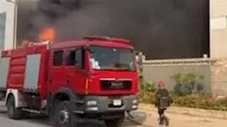 النار مسكت في المطبخ.. السيطرة على حريق في محل كشرى بحدائق القبة