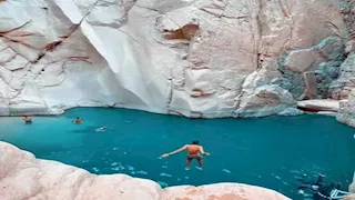 "ماء زمردي بين الصخور".. وادي الوِشواش لوحة ربانية على أرض الفيروز (صور)