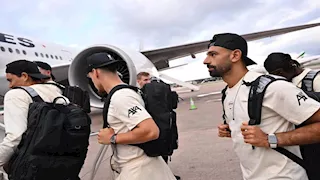 بقيادة صلاح.. بعثة ليفربول تطير إلى هونج كونج (صور)