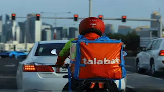 "طلبات" ترد على الانتقادات بشأن زي ومهمات عمال الدليفري