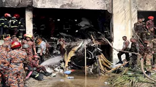 مقتل 19 وإصابة 100 إثر تحطم طائرة تدريب عسكرية في بنجلاديش