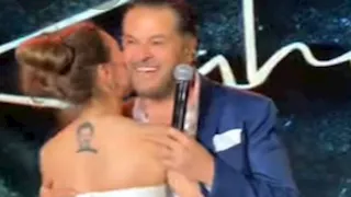 فتاة قبلت يده ورسمت وجهه على ظهرها.. حكايات راغب علامة والمعجبات