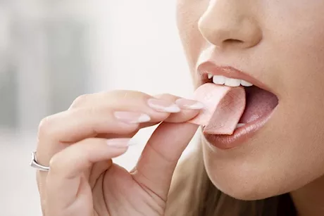ماذا يحدث لأسنانك عند مضغ العلكة لفترة طويلة؟