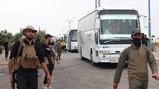  بدء خروج عوائل البدو المحتجزين في مدينة السويداء بسوريا- صور