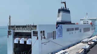 الإمارات ترسل سفينة محملة بـ7166 طنًا من المساعدات العاجلة لغزة (فيديو)