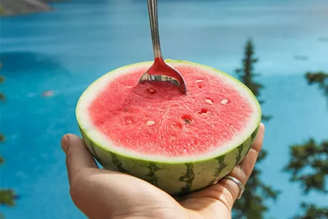 قبل أم بعد الأكل؟- إليك أفضل وقت لتناول البطيخ لفقدان الوزن