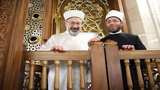 رئيس الشئون الدينية التركي يرفع الأذان من مسجد مصر بالعاصمة الإدارية - صور