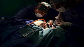 فريق "زايد التخصصي" ينقذ شابًا من إصابة قاتلة بالرأس والرقبة بعد حادث مروع