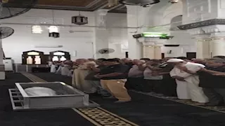 أيقونة رياضية.. المئات يشيعون رئيس نادي منتخب السويس الأسبق (صور)