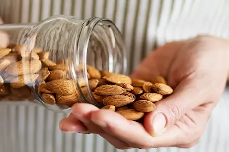 لعشاق اللوز- 6 علامات تدل على الإفراط فيه