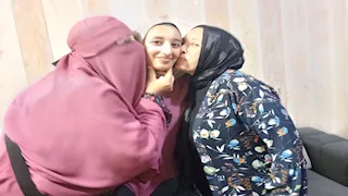 التاسعة على الجمهورية بالثانوية.. فرحة ياسمين اكتملت بمديرة مدرستها (صور)