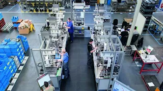 أكبر شركة لمستلزمات السيارات في العالم تستعد لطرد المئات من موظفيها