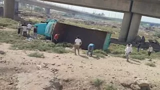 اخترقت السور الحديدي.. سقوط سيارة نقل من أعلى الدائري الإقليمي بالعياط