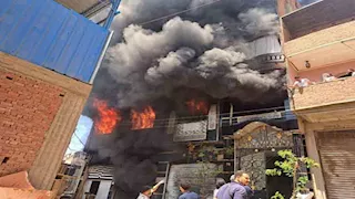 مصرع عامل في حريق مصنع الفايبر بالقليوبية - صور