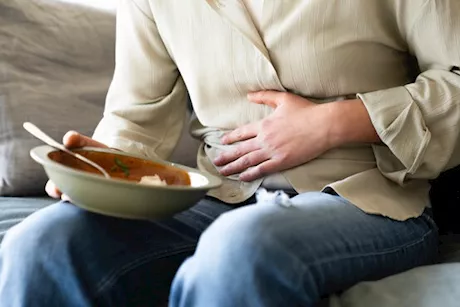 لا تتجاهلها- 6 أعراض تظهر بعد تناول الأطعمة الدسمة