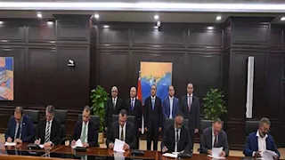 وزير الشئون النيابية يشهد مراسم توقيع عقدي تسوية شركتي سونكر لتموين السفن