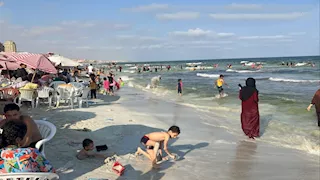 البحر هادئ نسبيًا.. إقبال كبير على شواطئ الإسكندرية في "الويك إند" (صور)