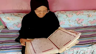 في عمر الـ76.. سيدة أسوانية تمحو أميتها وتقرأ القرآن لأول مرة (فيديو وصور)