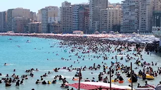 بنسبة إشغالات 100% .. شواطئ الإسكندرية كاملة العدد في "الويك إند" - فيديو وصور 