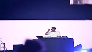 بدء فقرات حفل تامر حسني في مهرجان العلمين