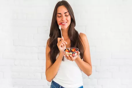 نتائج عكسية.. تناول الفاكهة بهذا الشكل يُخل توازن السكر في الجسم