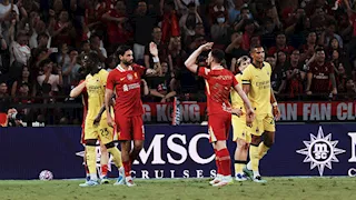 لافتة هادئة.. لاعبو ليفربول يرتدون قمصانا خاصة في مباراة اليوم