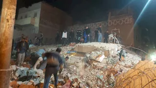 انهيار منزل مكون من 3 طوابق في أسيوط.. والبحث عن سيدة تحت الأنقاض