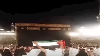 فيديو متداول لمعتمر مصري يهتف لغزة أمام الكعبة حاملاً علم فلسطين
