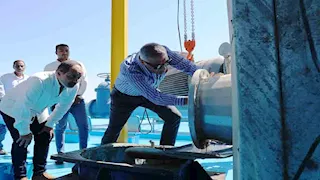 بالصور- محافظ أسوان يتفقد محطة جبل شيشة لمياه الشرب بالشلال  
