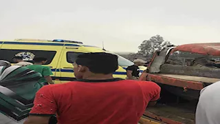 بالصور- إصابة 19 عاملًا في تصادم مروع بين أتوبيس وسيارة نقل ببورسعيد