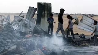 دفن ألف حاوية.. كيف انكشفت جريمة حرق إسرائيل للمساعدات الإنسانية؟