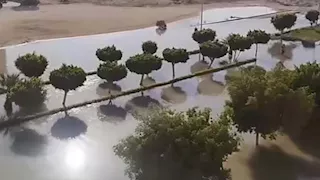 انفجار ماسورة مياه يتسبب في هبوط أرضي وابتلاع سيارة بالمنيا- صور