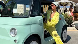 "منتهى الشياكة".. نورهان منصور تتألق بإطلالة صيفية جريئة (صور)