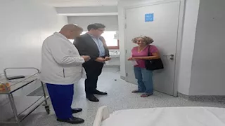 وزير الثقافة يزور صنع الله إبراهيم بعد نقله إلى معهد ناصر للاطمئنان على صحته