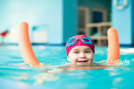 طبيب يحذر: حمامات السباحة قد تصيبك طفلِك بهذا الفيروس