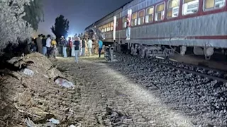 بالصور.. اصطدام قطار بجرار أثناء عبوره شريط السكة الحديد بالبحيرة