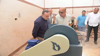 محافظ أسيوط يتفقد مبادرة إعادة تدوير رواكد الأخشاب إلى مقاعد دراسية