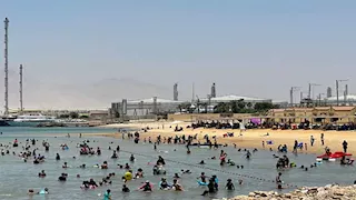 رغم حرارة الجو.. "السخنة" تنعش رحلات اليوم الواحد لشواطئ السويس (صور)