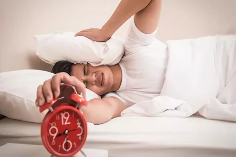 الاستيقاظ على صوت المنبه.. هل يسبب اضطرابات نفسية؟ 