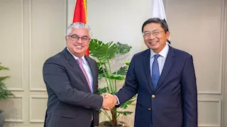 رئيس هيئة قناة السويس يستقبل سفير سنغافورة لبحث الفرص الاستثمارية (صور)