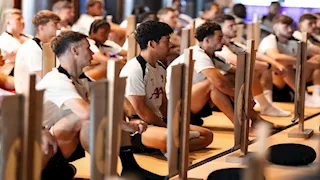 جلسة تأمل لصلاح.. فريق ليفربول يزور معبد إيكوين في طوكيو (صور)