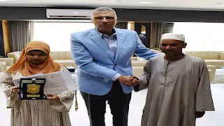 محافظ أسوان يكرم "إبتسام" خامس الجمهورية في الثانوية الأزهرية (صور)