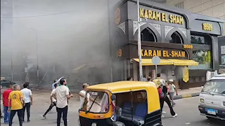 كتل الدخان تتصاعد للسماء.. شاهد الصور الأولى لحريق مطعم شهير بالإسكندرية