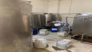 ضبط 12 ألف زجاجة مياه غازية ومبيدات مجهولة المصدر بجمصة (صور)