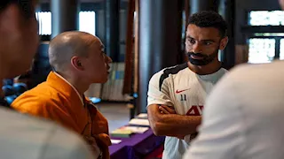 ''الدنيا اتقلبت".. شوبير يعلق على زيارة صلاح لمعبد بوذي باليابان