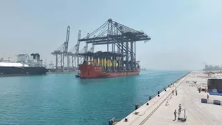 12 صورة.. أوناش عملاقة تصل ميناء السخنة على متن السفينة "ZHEN HUA 36"