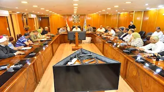 محافظ أسيوط يعقد اجتماعًا لمتابعة خطط التنمية والتصدي للتعديات - صور