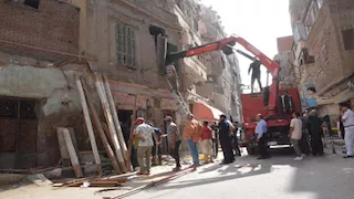 بعد مصرع أم ونجاة ابنها.. تحرك عاجل لمواجهة خطر العقارات القديمة بالغربية -صور  