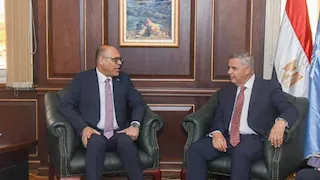 لبحث ملفات التدريب والتشغيل.. وزير العمل يلتقي محافظ الإسكندرية - صور